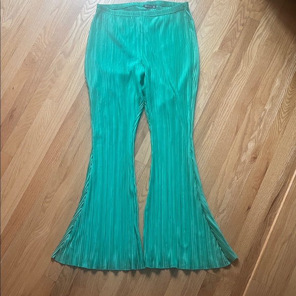 Boohoo Pants - Boohoo Vibrant Green Flared Pleated Pants size 12
